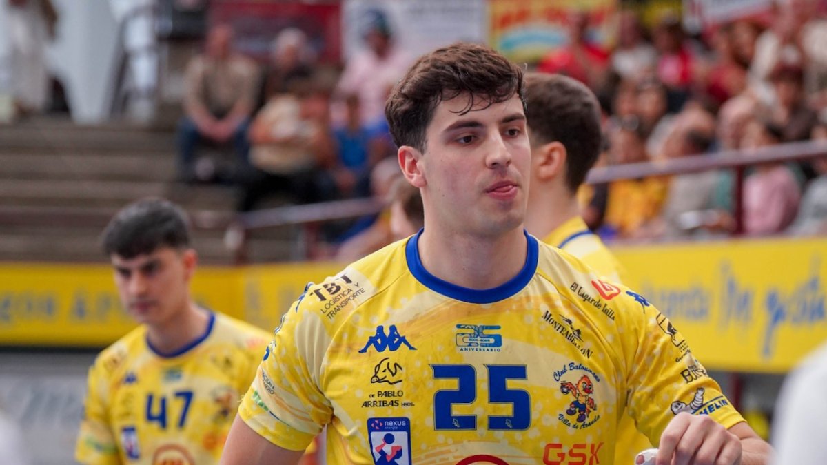 Asier Iribar con la camiseta del Aranda.