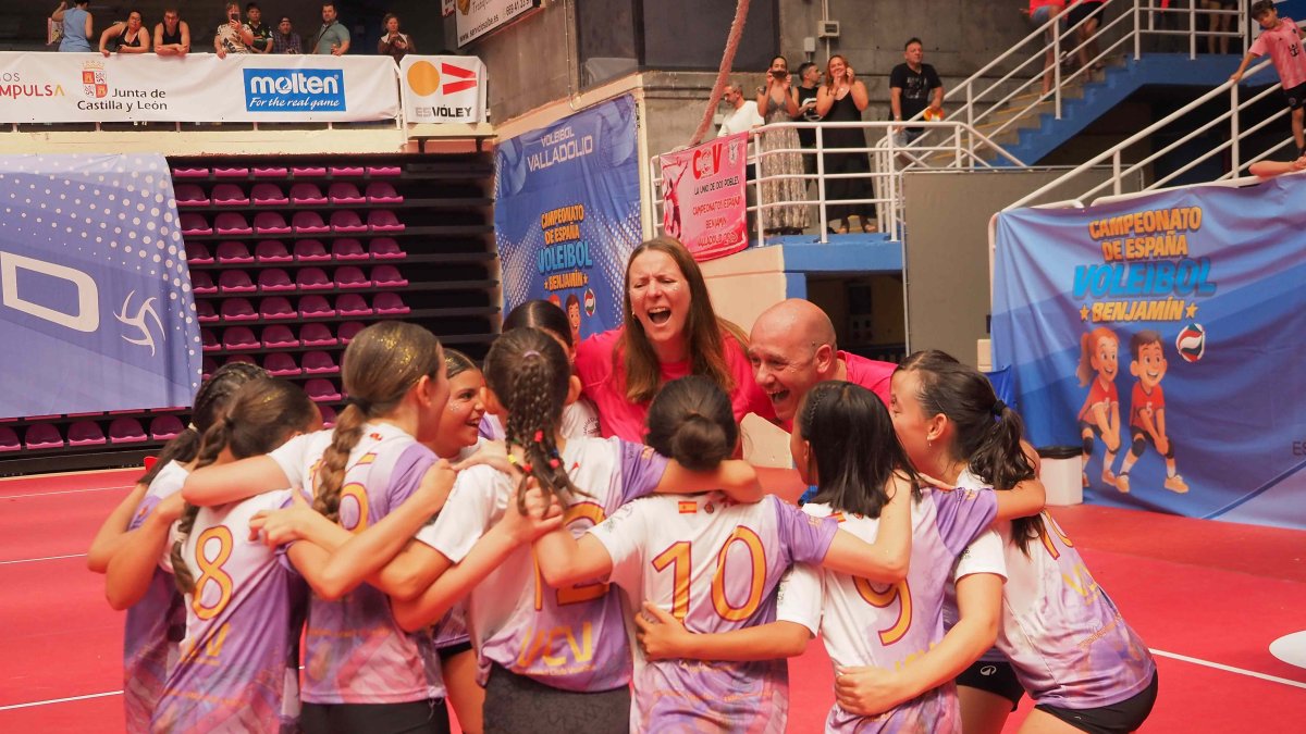 VCV Ansúrez festeja su medalla de bronce nacional.