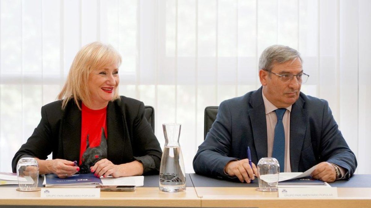 Leticia García y José Luis Sanz Merino, en la última reunión de la junta de portavoces de las Cortes.