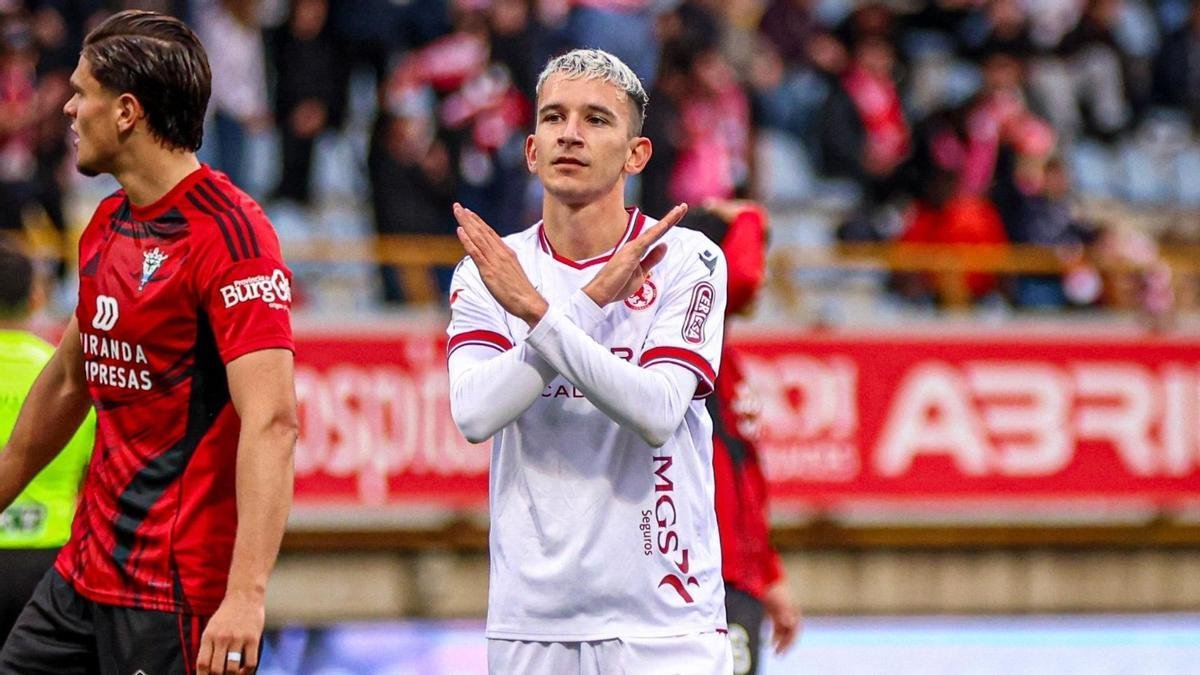 Luis Chacón celebra un gol con la Cultural.