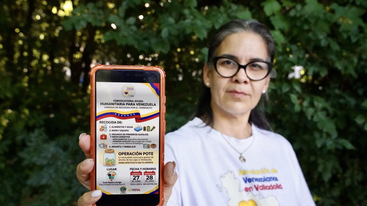 La presidenta de la Asociación de Venezolanos en Valladolid Julianny Durán muestra la convocatoria de recogida de ayuda para los afectados en Venezuela