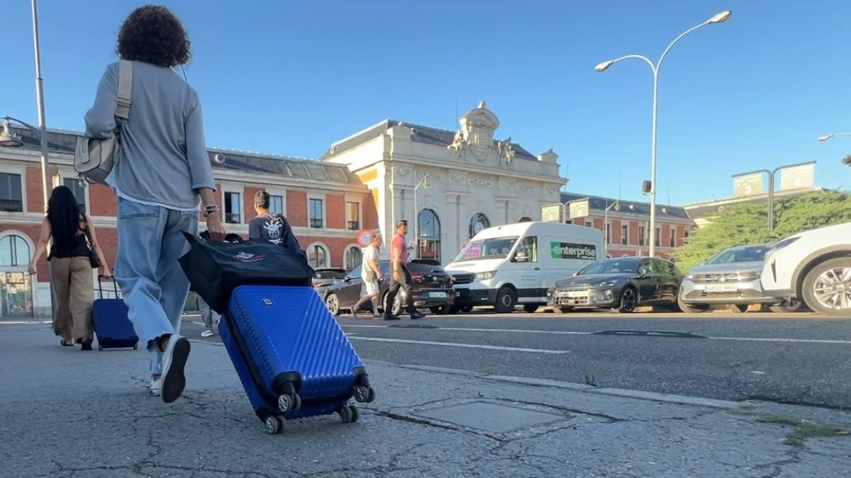 Una mujer con su maleta en la estación de tren de Valladolid.