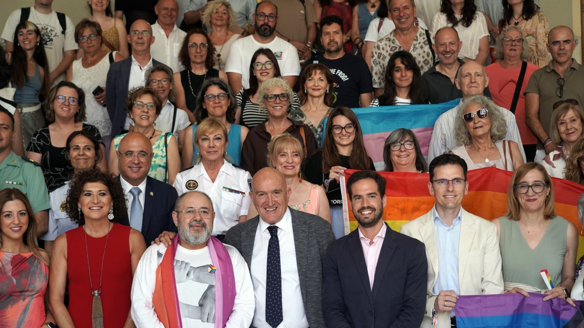 Foto de familia de los asistentes al acto oficial del Día Internacional del Orgullo LGTBIQ+.