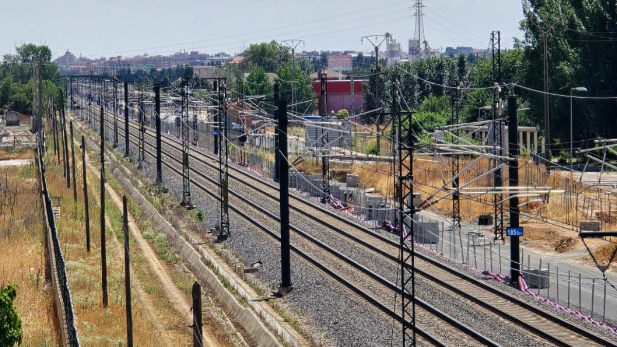 Obras de duplicación de la vía a su paso por Santovenia.