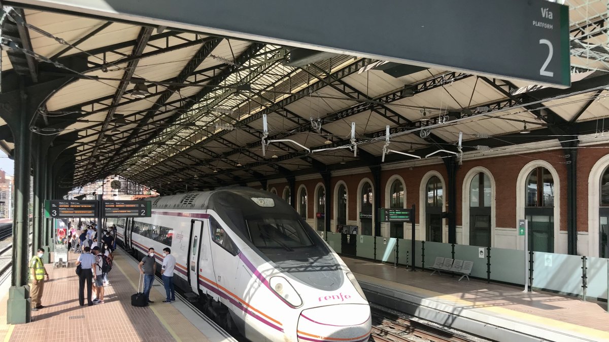 Tren Avant en la estación de trenes Campo Grande de Valladolid.