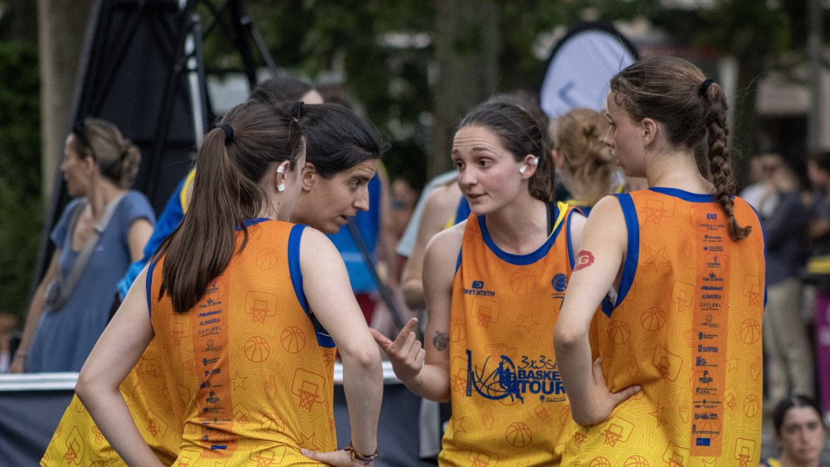 El equipo femenino en uno de sus torneos.