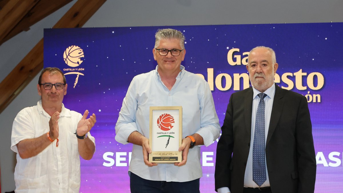 El padre de Sergio de Larrea recoge el premio del jugador del Valencia Basket en la gala FBCYL.