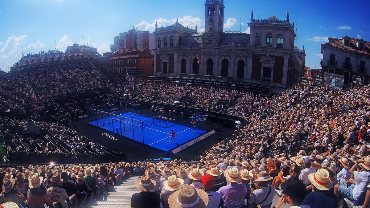 Aspecto de la Plaza Mayor en el partido de semifinales de Arturo Coello y Agustín Tapia.