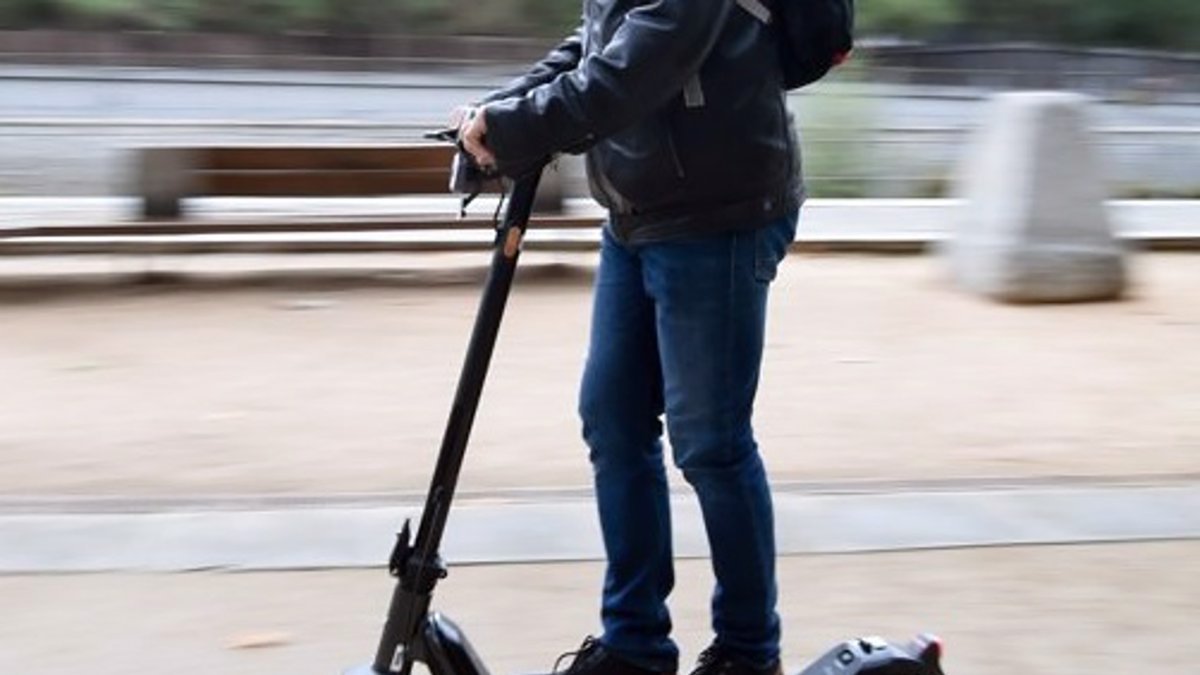 Una persona se desplaza en patinete eléctrico, en una imagen de archivo.