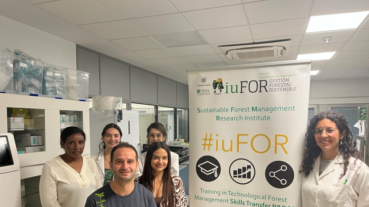 Jonatan Niño Sánchez  y su equipo del iuFOR.
