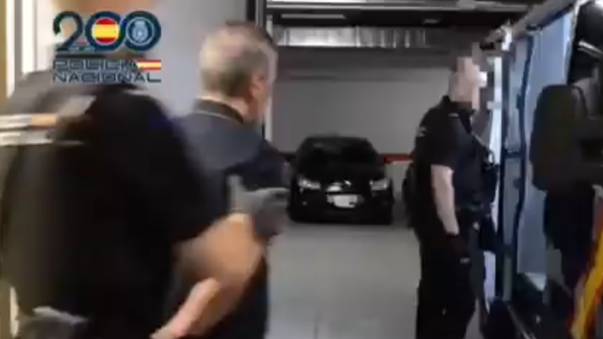 Los agentes conduciendo al ‘capo de capos’ hacia el furgón tras su detención en Soria.