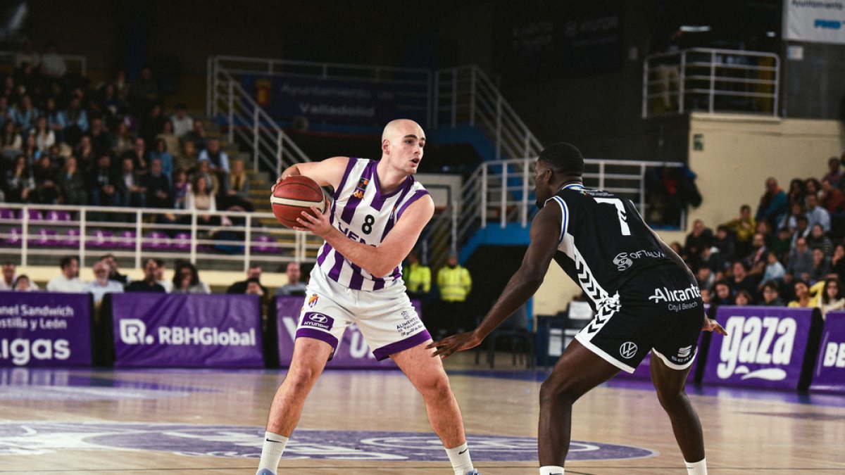Íñigo Royo en uno de sus partidos con el CBC Valladolid.