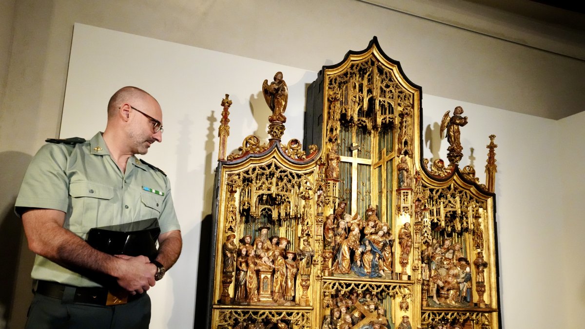 Un guardia civil contempla el retablo recuperado