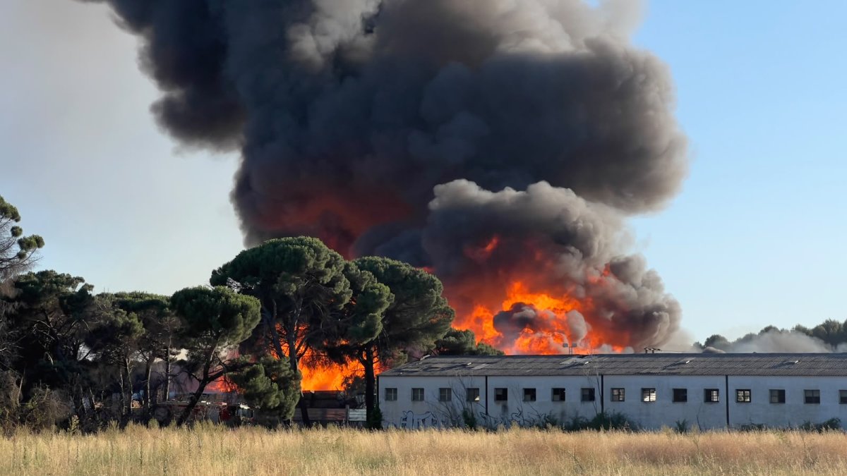 El pavoroso incendio en la fábrica de palés frente al San Agustín corta la VA-20 y la salida a Madrid