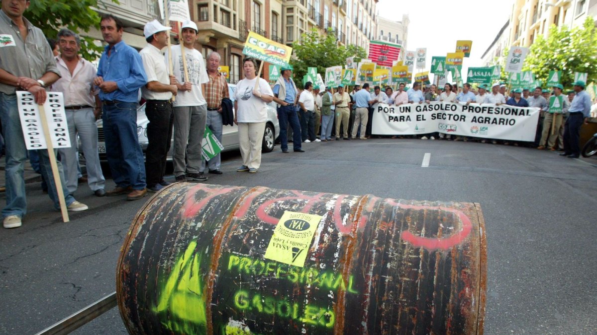 Un bidón de gasolina agrícola durante una manifestación de agricultores- ICAL