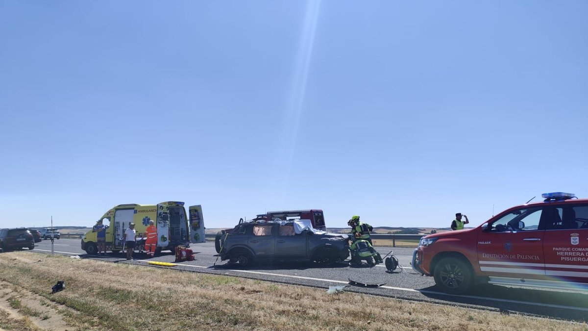 Estado en el que quedó el turismo en el accidente de Herrera de Pisuerga con cuatro víctiimas mortales.