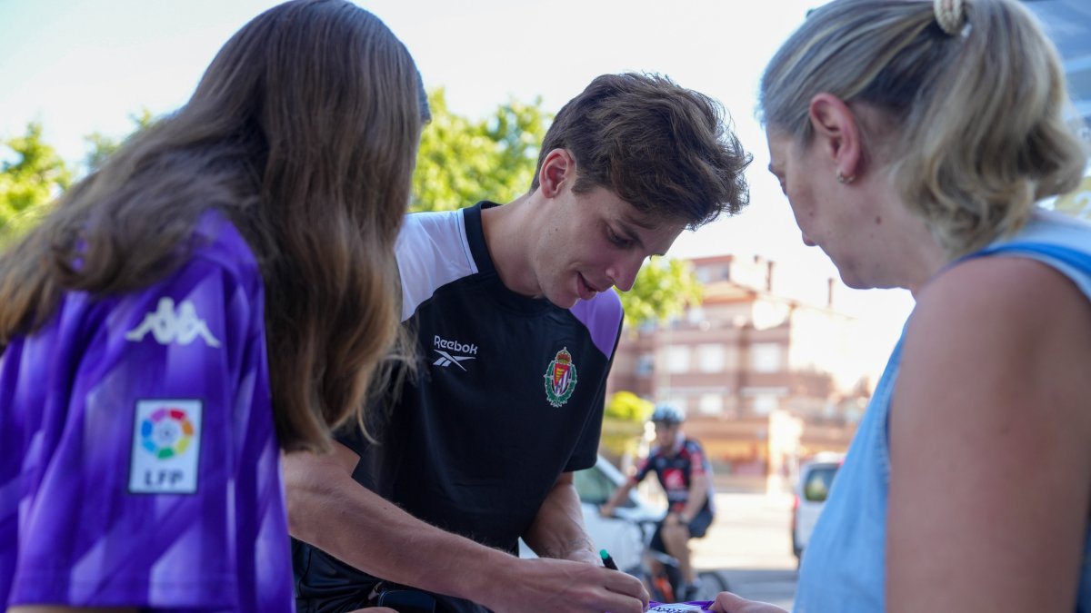 Iván Alejo firma una camiseta a una aficionada antes de pasar el reconocimiento médico.