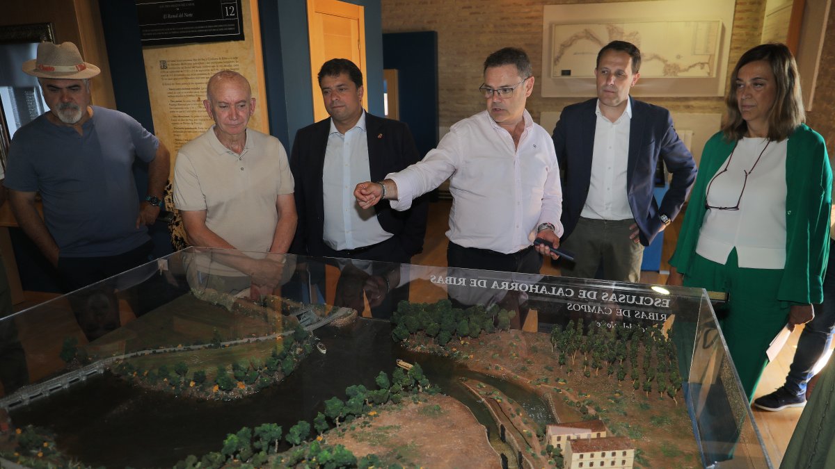 Ángeles Armisén (D), Conrado Íscar (2D) y Carlos Gallo (3) visitan la Casa del Rey de Villaumbrales, en Palencia