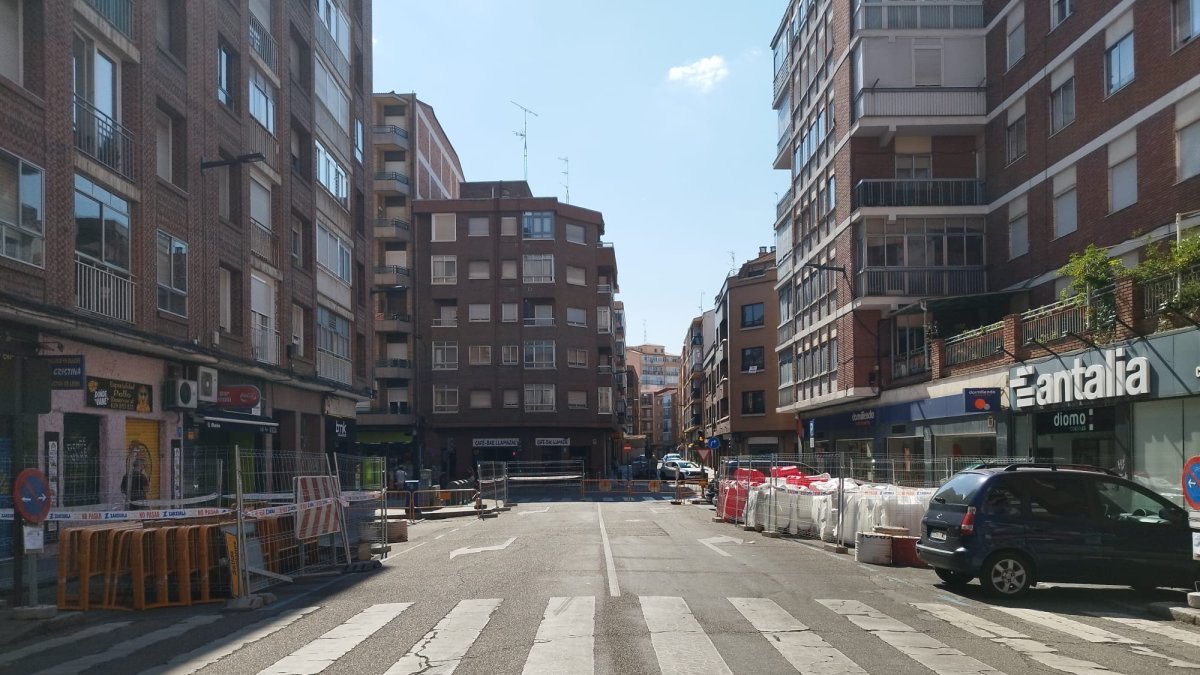 Vallas que indican el corte de la calle Acibelas para la transformación de la zona.
