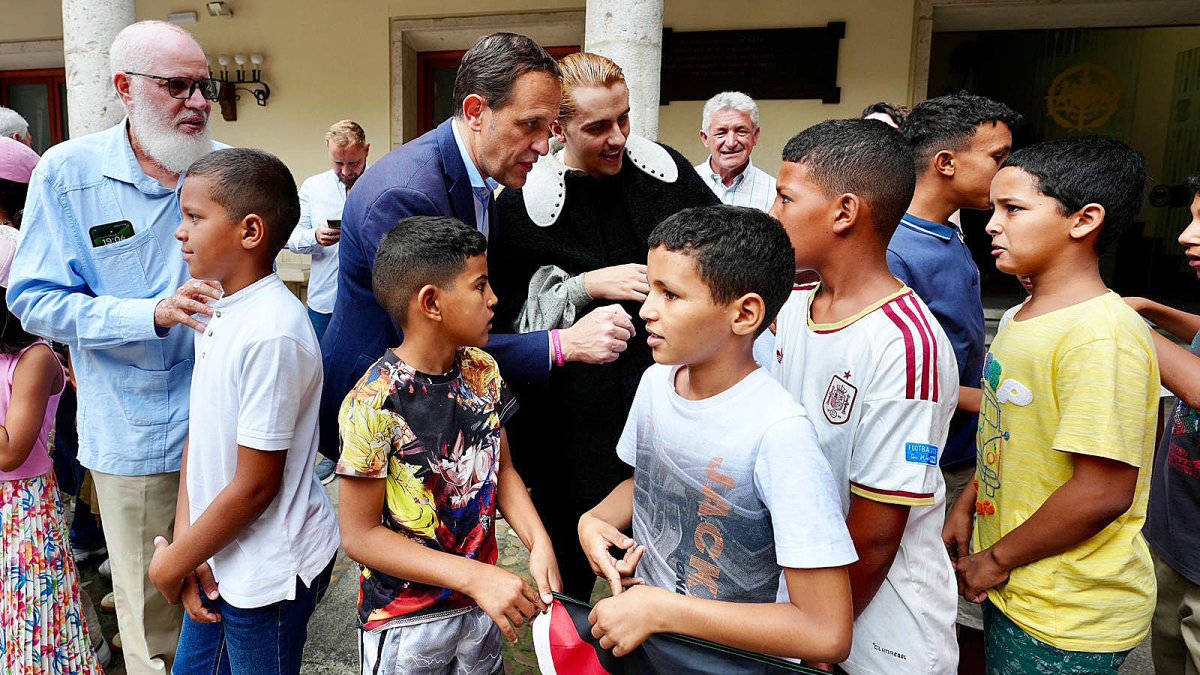 El presidente de la Diputación de Valladolid, Conrado Íscar, recibe a 37 menores saharauis del programa 'Vacaciones en Paz'.