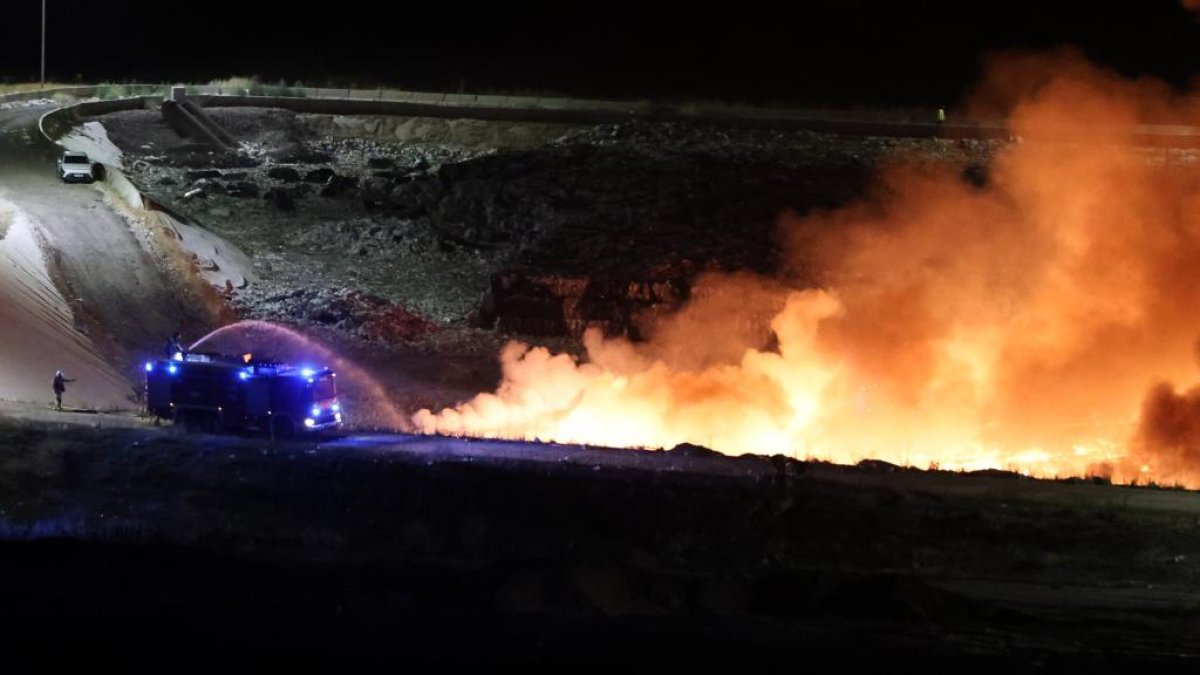 Incendio en el vertedero por la noche.