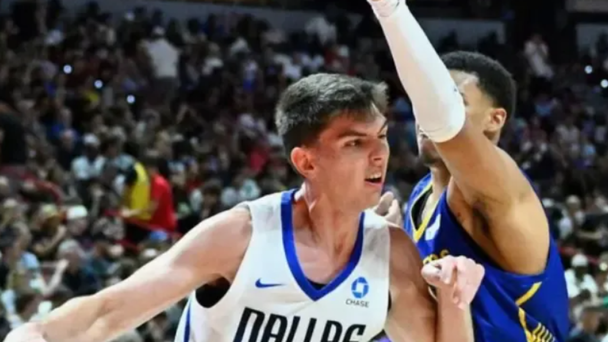 Sergio de Larrea en su debut ante los Warriors en la Summer League.