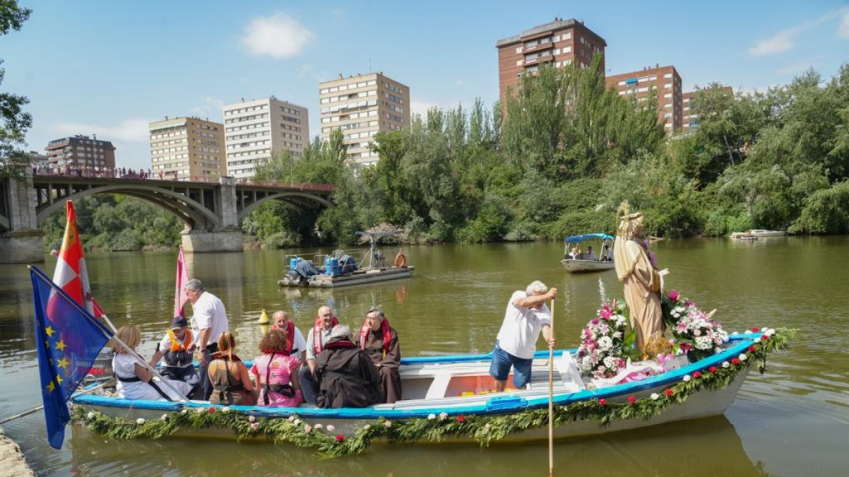 Procesión de La Virgen del Carmen por el río Pisuerga de Valladolid.