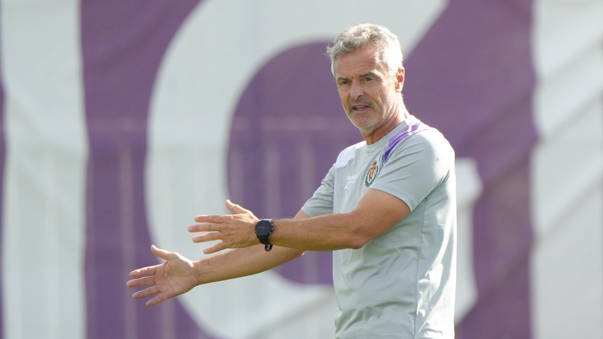 Fran Escribá da indicaciones en un entrenamiento del Real Valladolid.