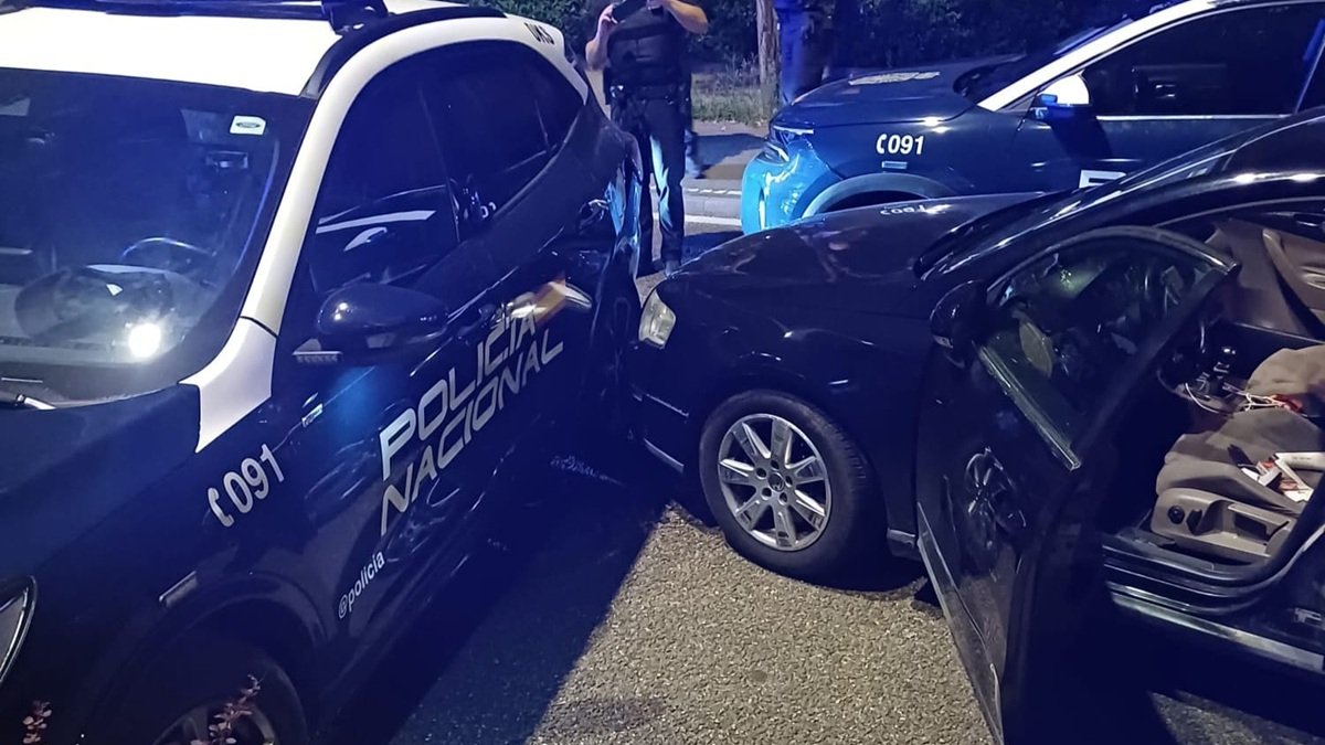 Estado en el que quedaron los coches policiales y el turismo tras la persecución