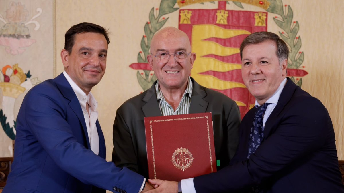 Pablo Ferreras, Jesús Julio Carnero y Óscar Rodríguez durante la firma del convenio.