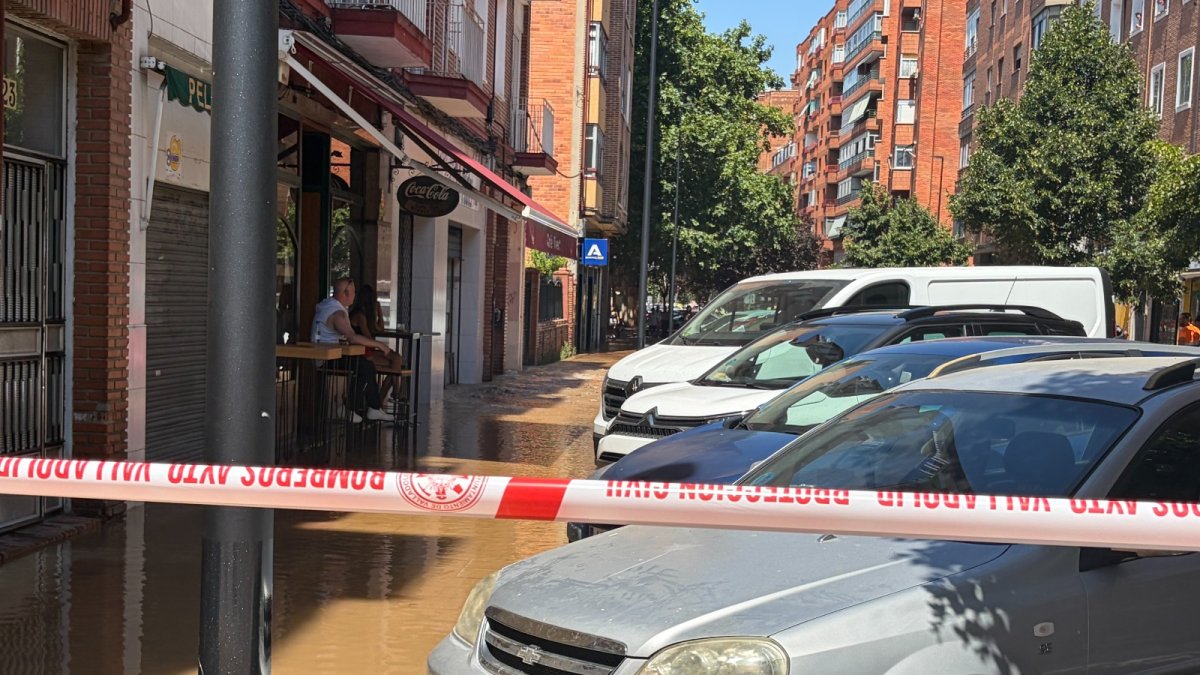 La Calle Portillo de Balboa afectada por una inundación de agua debido al reventón en una tubería
