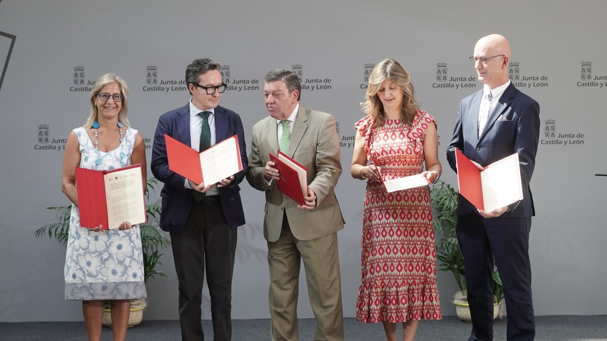El consejero de la Presidencia y los rectores de las cuatro universidades públicas firman el protocolo.