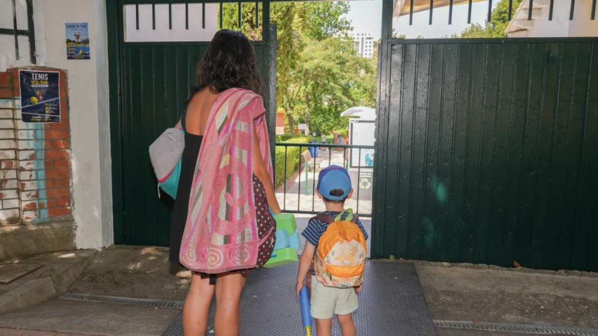 Una mujer y un niño entrando en la piscina de Juan de Austria.