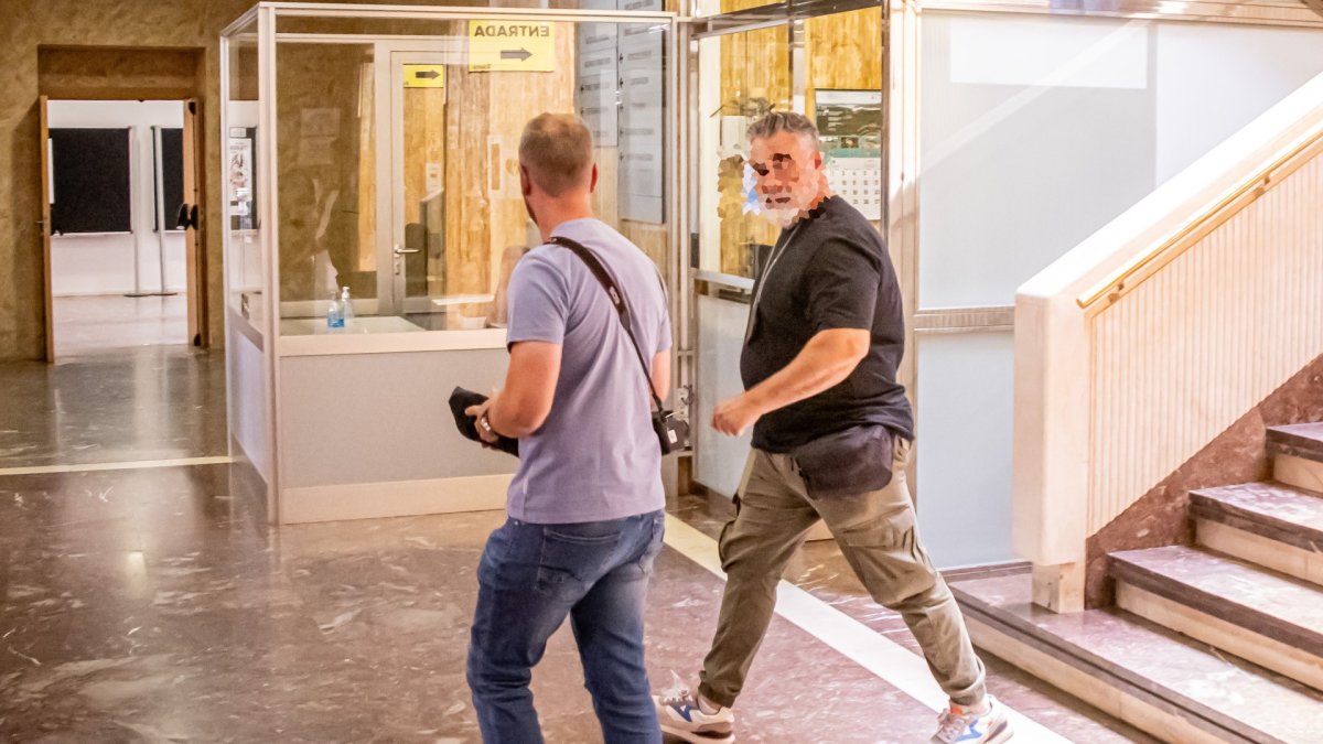 Policía de paisano durante el registro en el Ayuntamiento de Soria