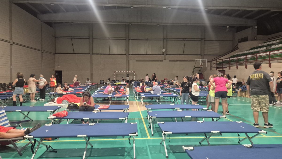 Polideportivo de Cebreros en la noche de jueves con los acogidos de El Tiemblo