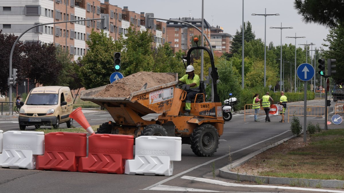 Obras de la red de calor frente a Hacienda en la avenida Salamanca.