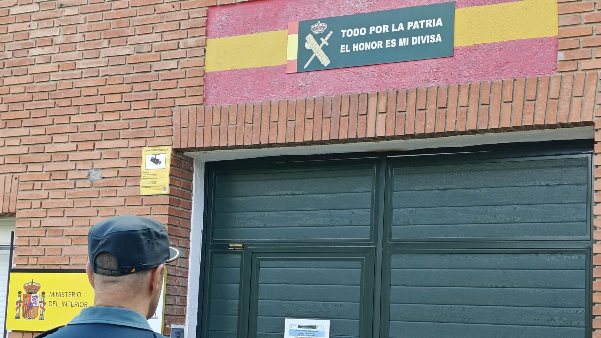 Agente de la Guardia Civil en un cuartel.