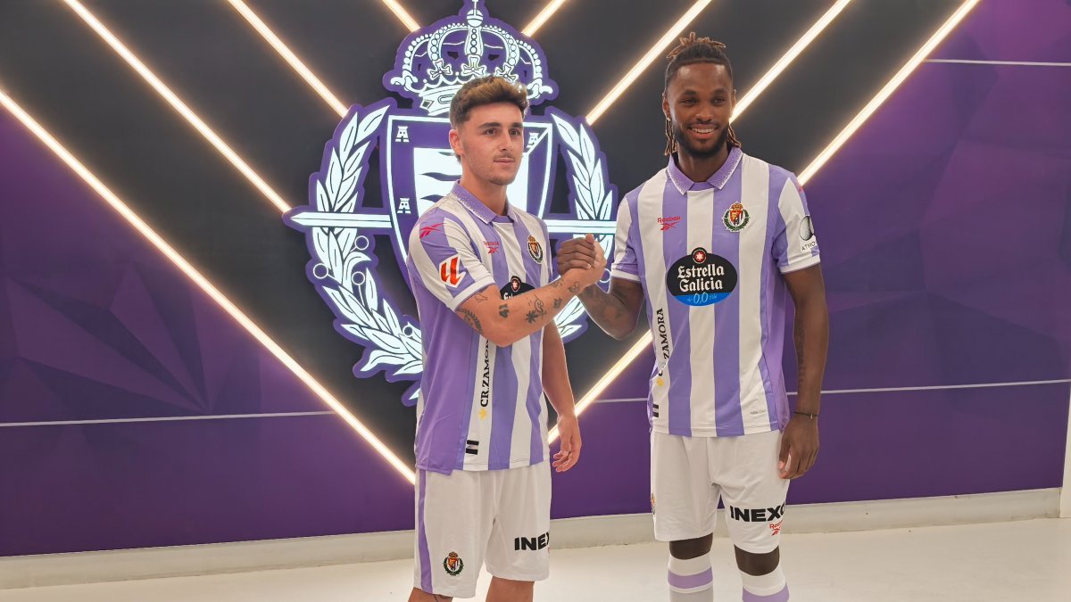 Yeray y Balboa, ante el escudo del club.