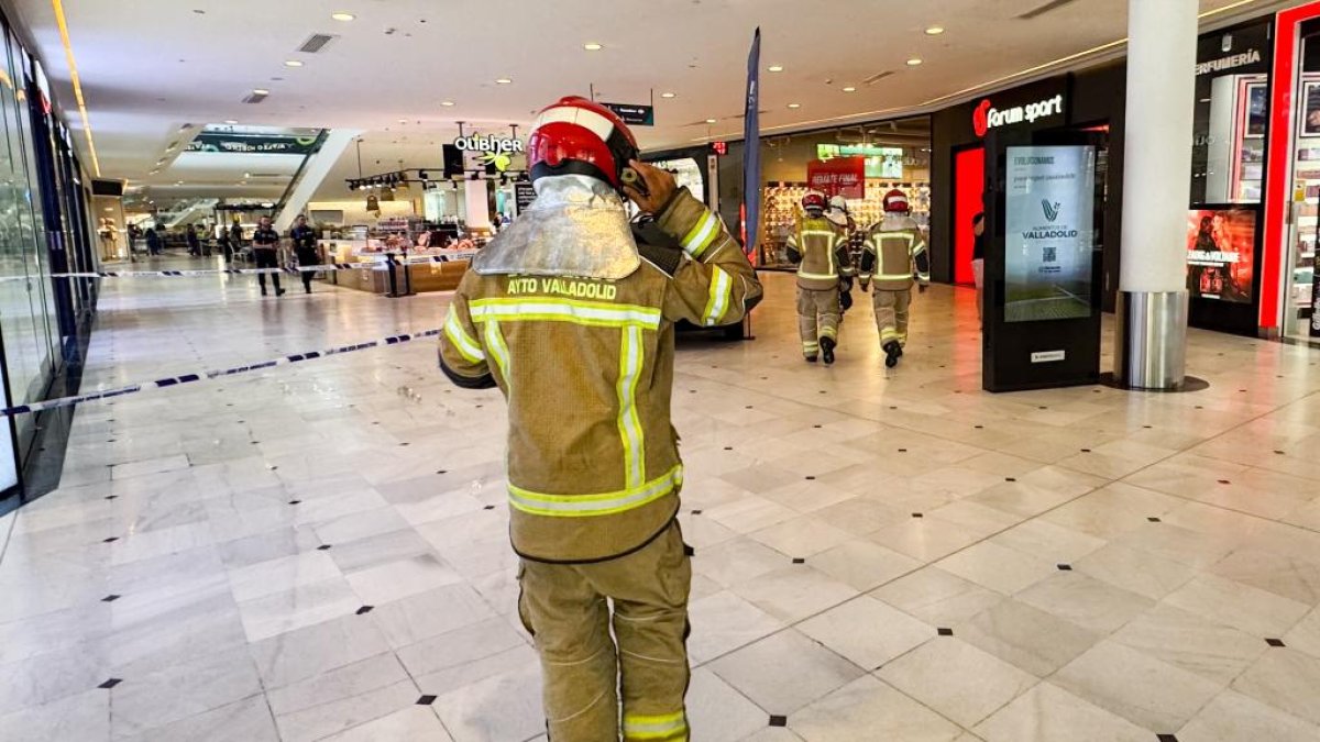 Los bomberos cerca del incendio del establecimiento en Vallsur.