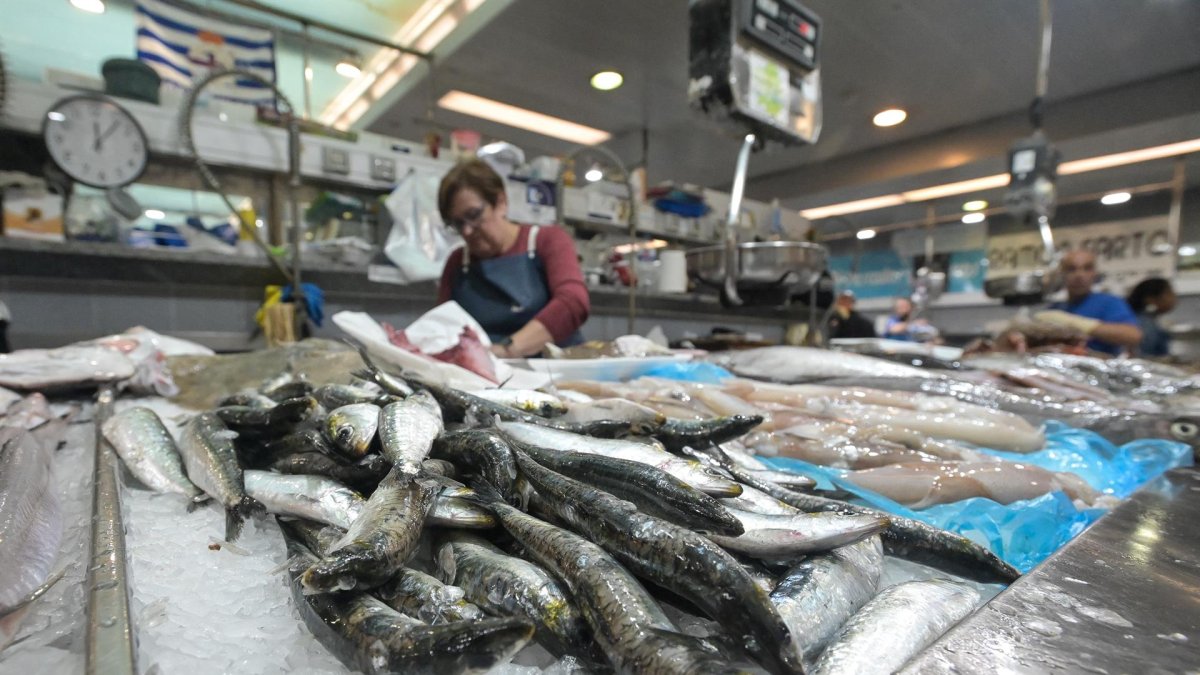 Puesto de pescado en el mercado. EUROPPRESS