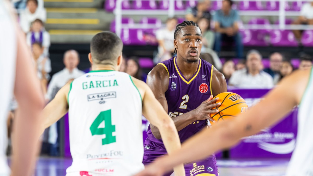 Jacob Hanna, con el balón durante un partido del CBCV.