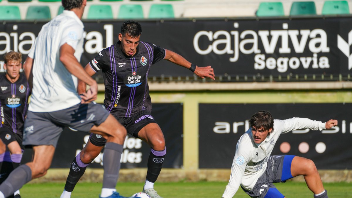 Ojeda prepara el disparo ante la Segoviana.