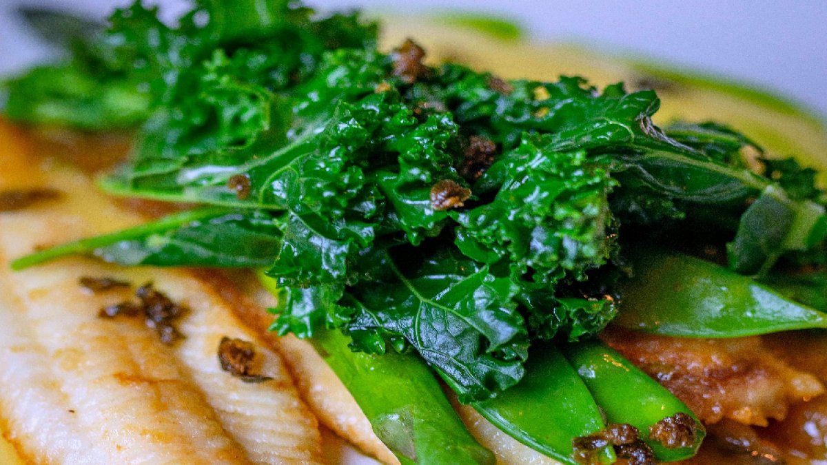 LENGUADO CON KALE, ESPÁRRAGOS VERDES Y SALSA DE LIMÓN