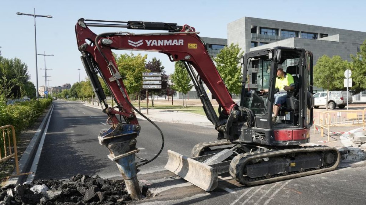 Obras en la avenida de Salamanca con corte al tráfico rodado por la red de calor.