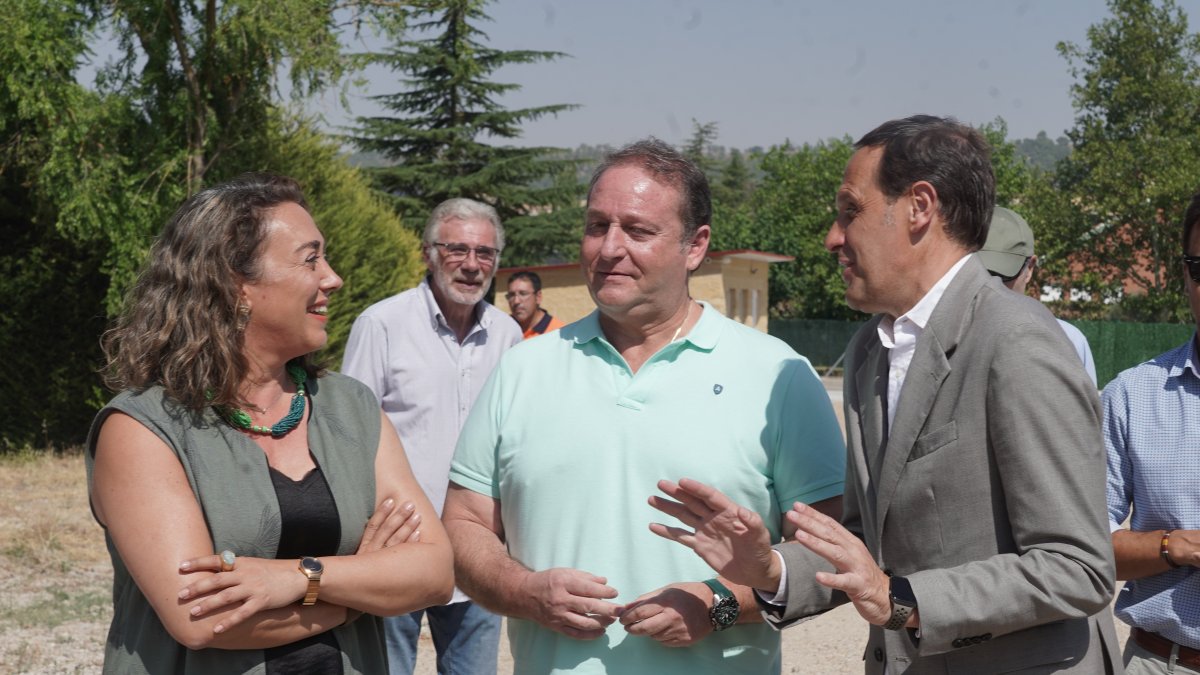 María González Corral, Fernando Monge y Conrado Íscar visitan la Estación Depuradora de Centros Residuales (EDAR) del municipio.