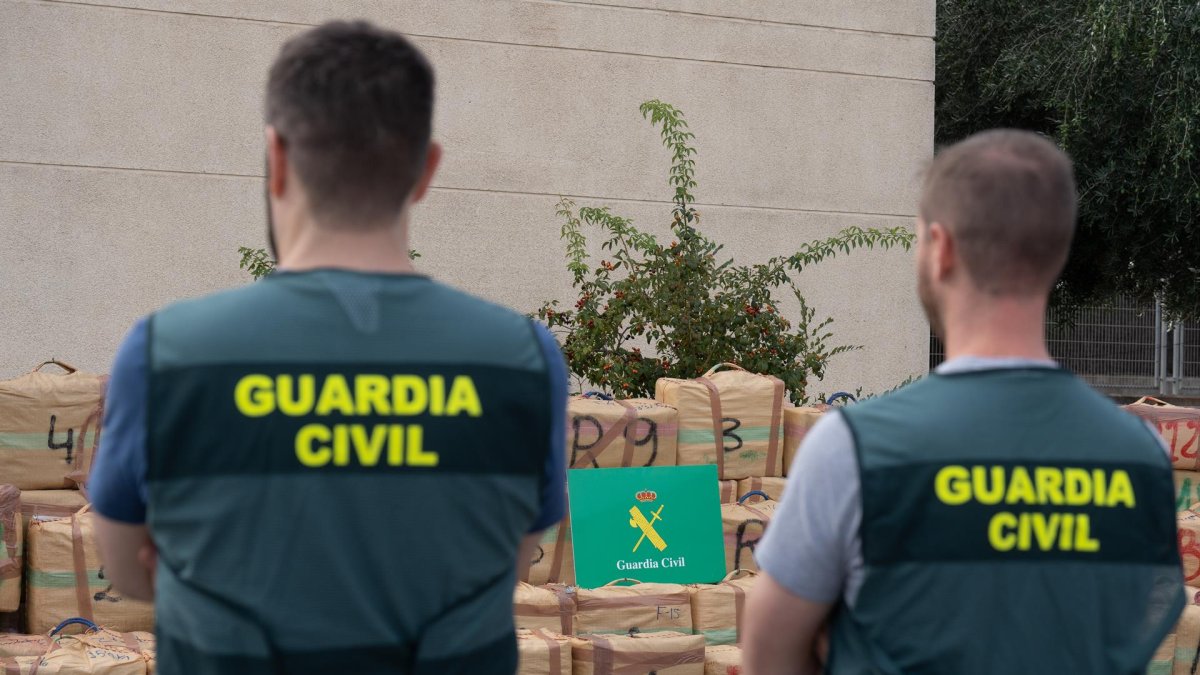 Agentes de la Guardia Civil junto al alijo incautado en una operación antidroga.