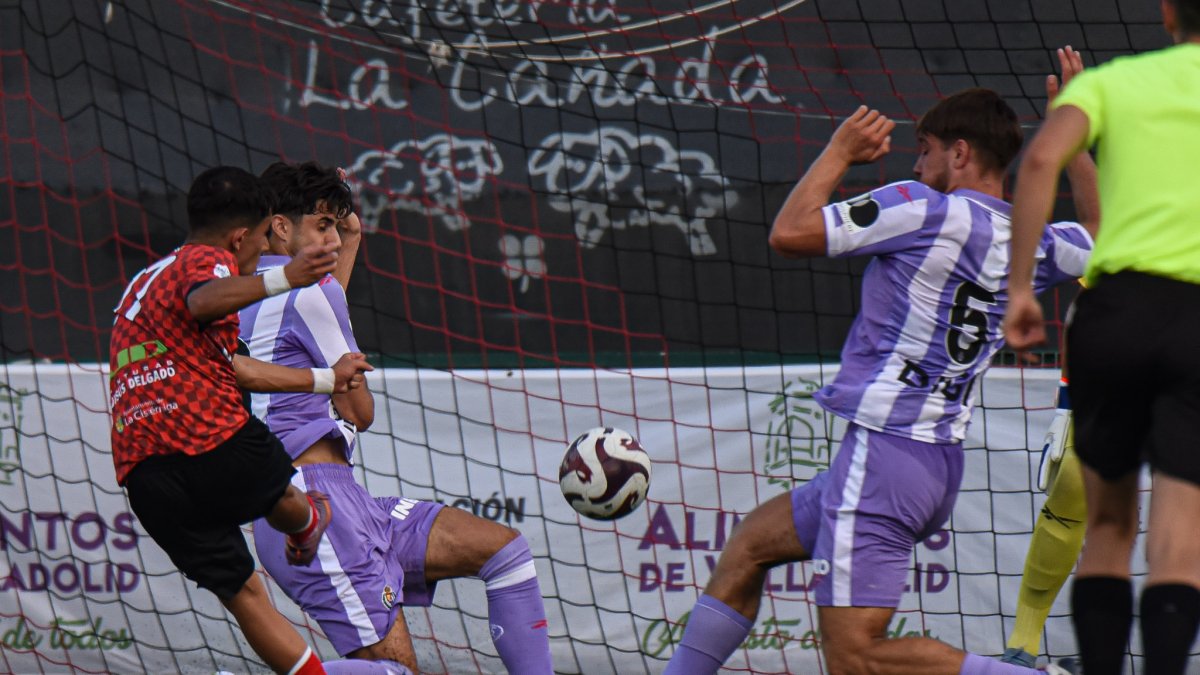 Un jugador de la Cistérniga remata a portería ante el Promesas.