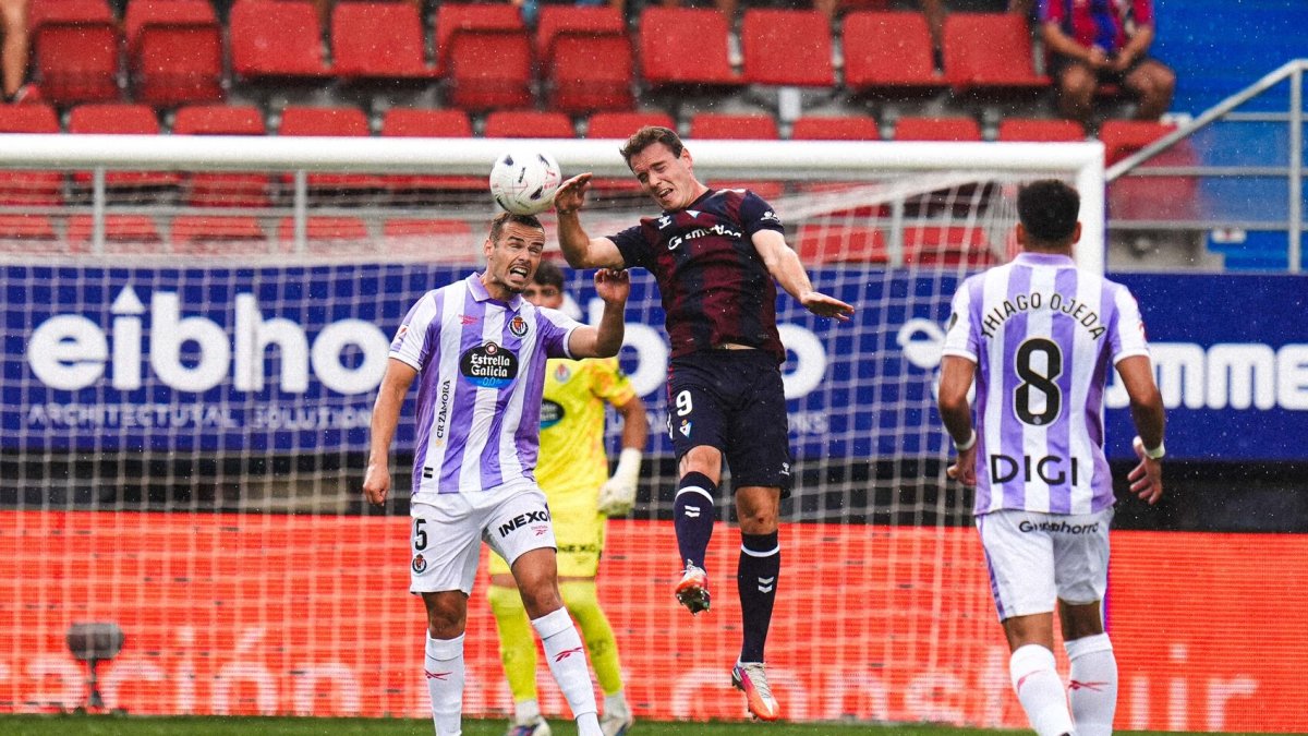 Ramón Martínez despeja un balón ante el Éibar.