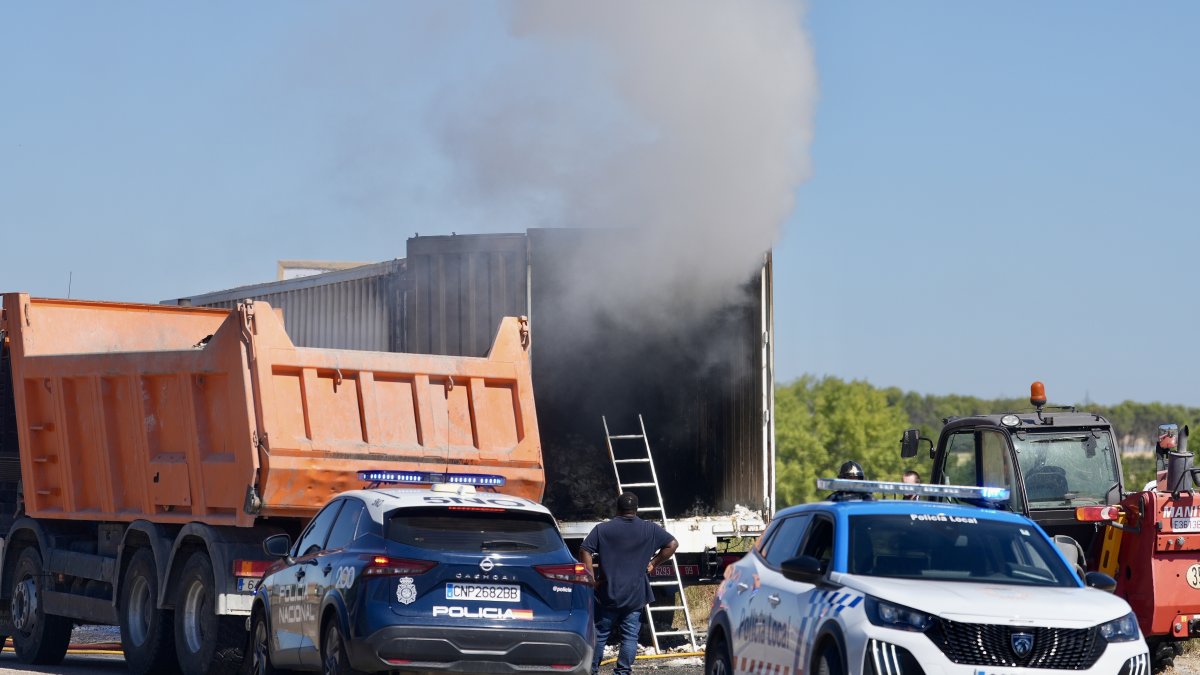 Humo saliendo del camión incendiado en la A-6 a la altura de Medina.
