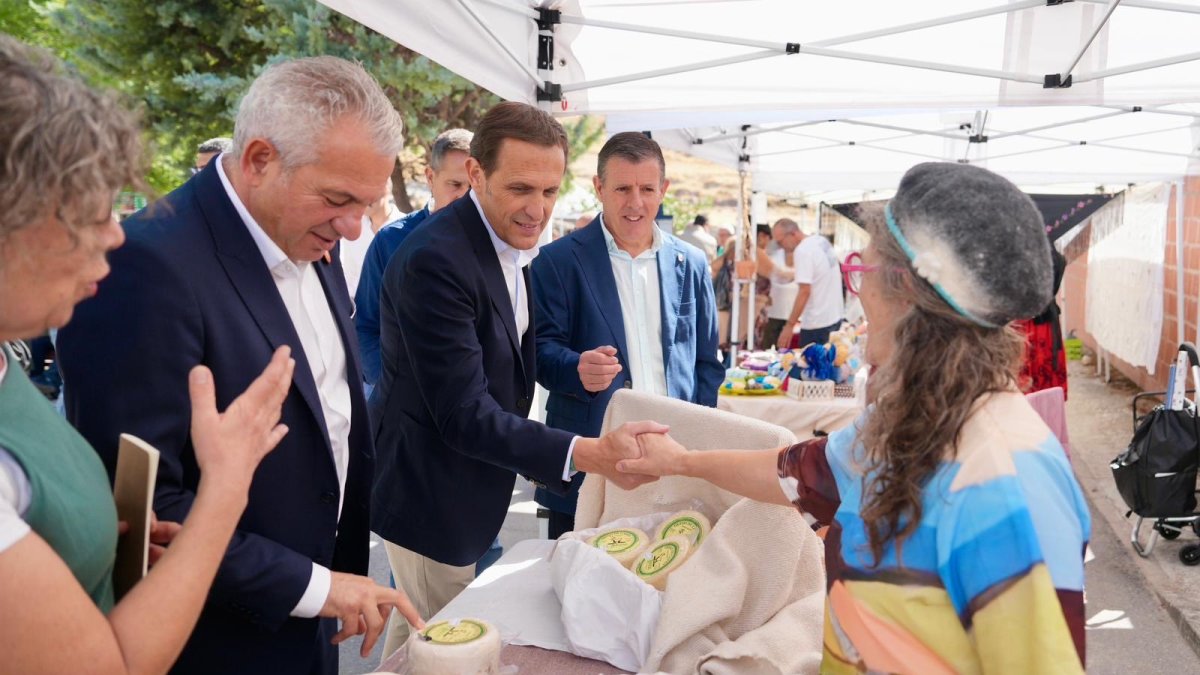 El delegado del Gobierno, Nicanor Sen; el presidente de la Diputación, Conrado Íscar, y el alcalde de Velliza, Luis Miguel Serrador en el festival